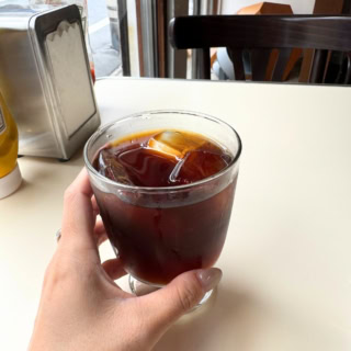 スマホを閉じて、淹れたてのアイスコーヒーを一口。心地よい音に包まれながらぼーっと過ごす時間は、日々忙しい大人にこそ必要な最高のご褒美ソロ活です。