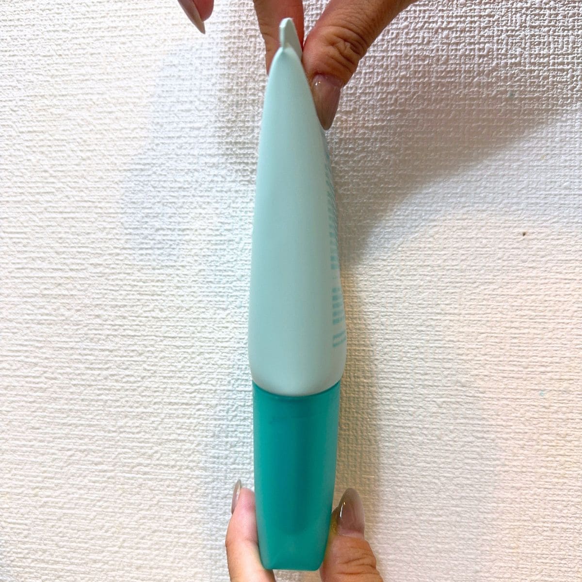 横から見ると驚くほどスリムな、幅約2.5cmの超薄型パッケージ！手のひらサイズで大容量ながらもかさばらないため、夏の旅行や帰省のスーツケース、ポーチの隙間にもするっと収まり持ち運びに便利です。