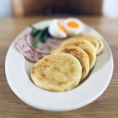 【お弁当のマンネリに】冷めても美味しい!マッシュポテトで作る簡単「ポテトケーキ」レシピ