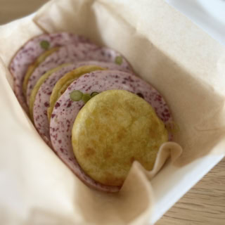朝食にはもちろん、こうしてお弁当にサンドイッチとしてアレンジするのもおすすめのアイデア!丸く焼いたポテトケーキのサイズに合わせて、ハムを一緒に挟むだけで、見た目もおしゃれで食べやすいお弁当主役メニューの完成です。