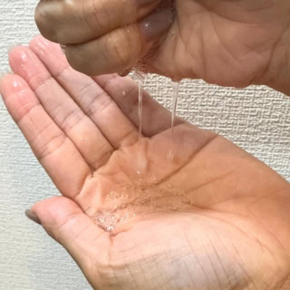 使い終わったマスクをギュッと絞ると、手のひらから溢れるほどリッチな美容液が!残ったエッセンスで首すじや手足まで余すことなく全身ケアができちゃいます!