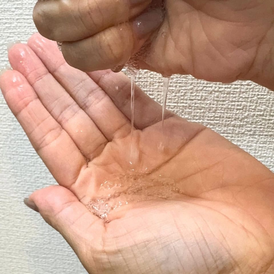 使い終わったマスクをギュッと絞ると、手のひらから溢れるほどリッチな美容液が！残ったエッセンスで首すじや手足まで余すことなく全身ケアができちゃいます！