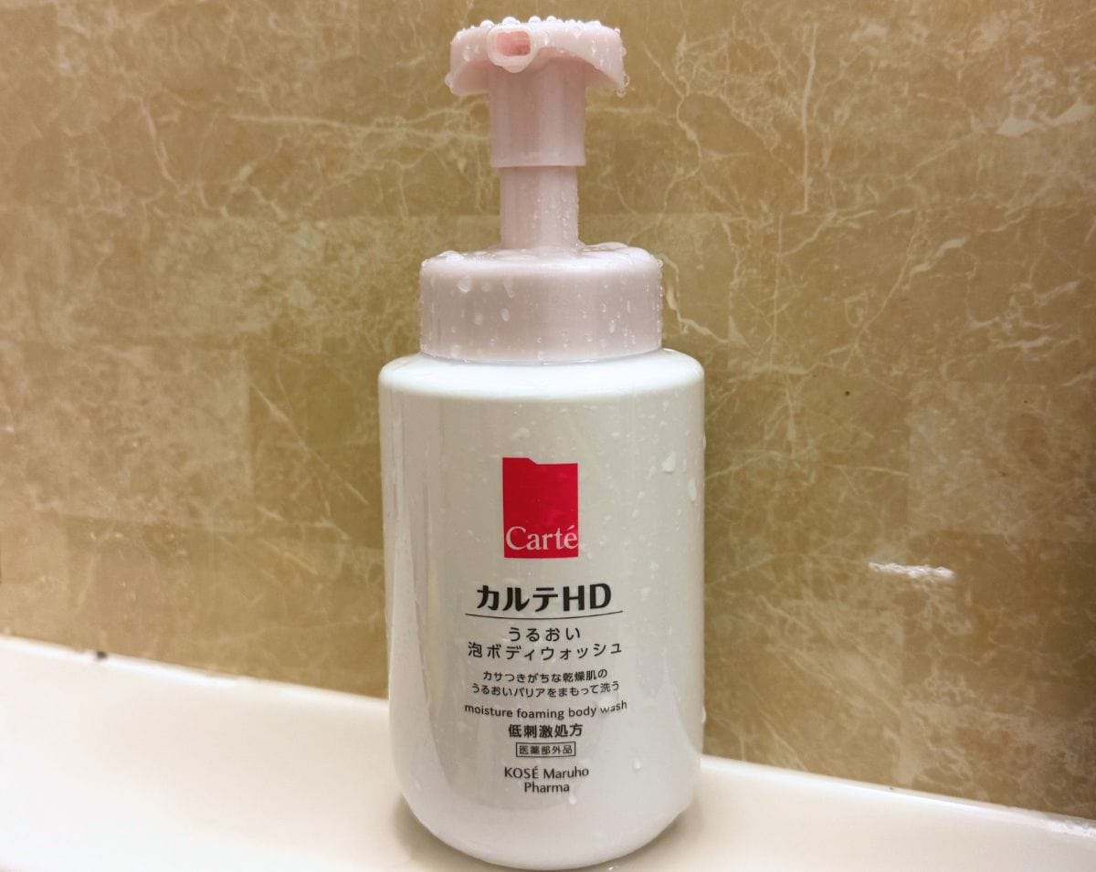 夏の「汗トラブル」や赤み・ヒリヒリでお悩みの大人の肌に。美容のプロも絶賛する「カルテHD うるおい泡ボディウォッシュ」は、摩擦を極限まで抑える「うるおいバリア処方」。皮膚科受診レベルの「汗かぶれ」や、何をつけても染みて痛いピンチの時にも安心して使えます。モイスチュア 泡ボディウォッシュ 500mL ¥1,540 (カルテHD)
