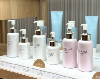 「なぜ化粧水の前に乳液?」その理由は、肌と「ほぼ同じ黄金比」という独自のロジックでした。肌をふっくら柔らかくほぐすアルビオンの乳液の使い方を取り入れるだけで、次に使うスキンケアのなじみが劇的に変わると美容通の間でも話題です。