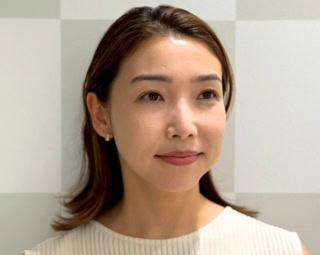 ファンデーションの後は、リップを塗ってもらって完成!メイク直後とは思えないほど、素肌そのものが美しくなったかのようなナチュラルで艶やかな仕上がりに大満足です。肌がファンデをピタッと吸い込んでいくような軽やかさで、これなら乾燥が気になる大人の夏肌も1日中快適に過ごせそうです。