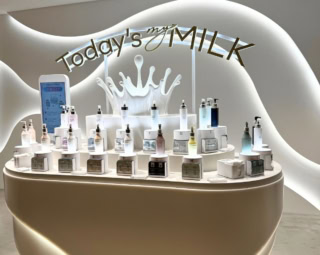 ショップの中でも一際目を引く、お洒落で未来的な「Today’s My MILK」ブース。ずらりと並ぶ乳液たちは圧巻!この中から、今日の自分にマッチする「運命の1本」をゲーム感覚で見つけられます。
