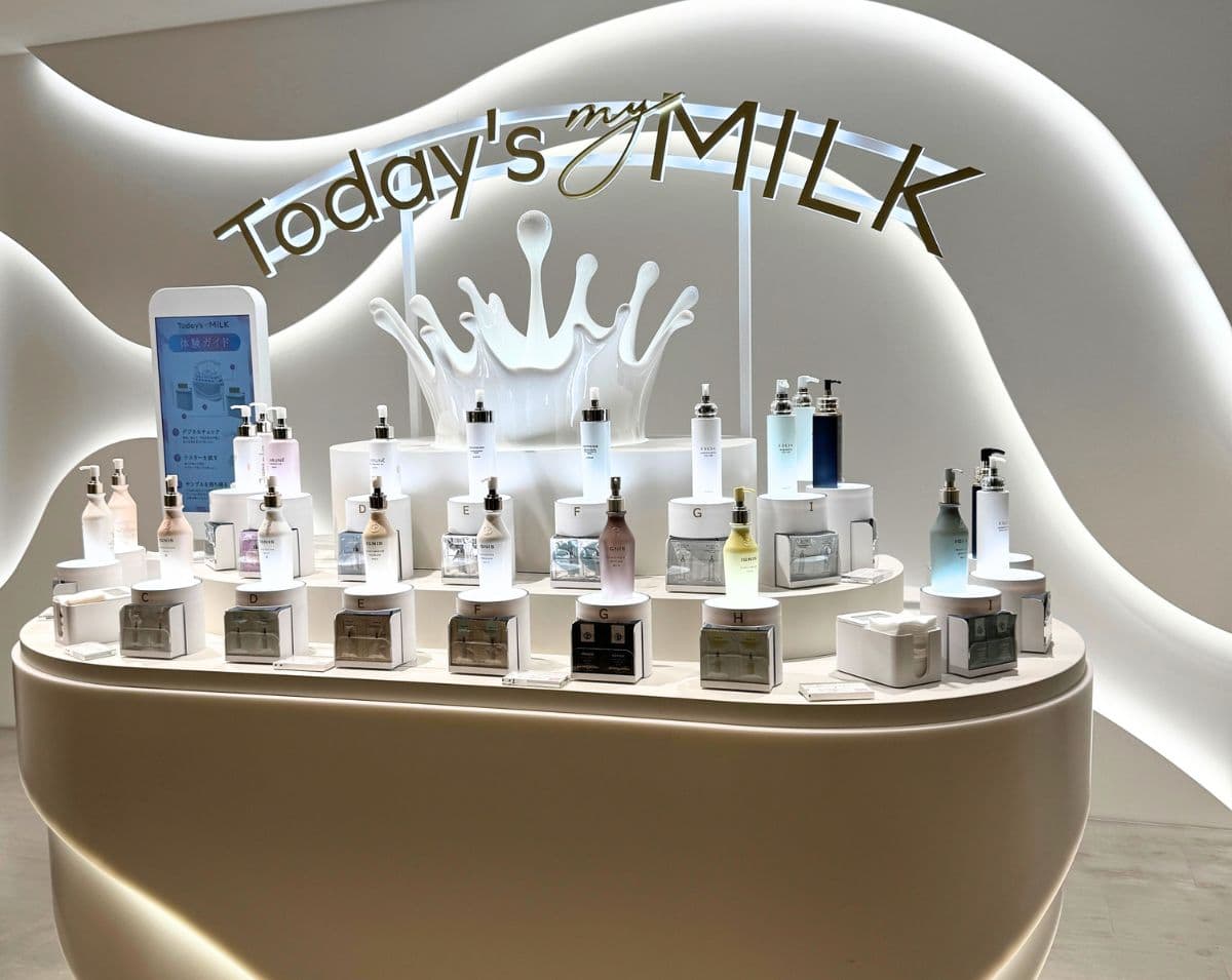 ショップの中でも一際目を引く、お洒落で未来的な「Today’s My MILK」ブース。ずらりと並ぶ乳液たちは圧巻!この中から、今日の自分にマッチする「運命の1本」をゲーム感覚で見つけられます。