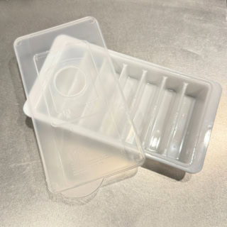 氷のサイズは約2.5×8.5cmと、一般的なステンレスボトルの口径(約3〜4cm前後)にジャストフィットする絶妙なスリム設計。太すぎず細すぎない、入れやすさが計算されたサイズ感です。フタ付製氷皿 スティック 7個取 ¥110 (ダイソー)
