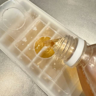ダイソーは、その名の通りフタを閉じたまま水を注げる注水口付き!麦茶などの液体を注いでもこぼれにくく、冷凍庫へ運ぶ際もイライラゼロ。フタ付きだからニオイ移りも防げて、衛生的なスティック氷が簡単に作れます。