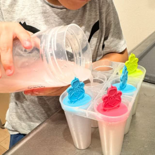 ジュースを型に流し込むだけのシンプルステップ。お気に入りのドリンクで作れる楽しさに、子どもも夢中でお手伝いしてくれます。特別な道具を使わずに、夏休みの「おうち時間」をちょっとしたエンタメに変えてくれる優秀なアイデアグッズです!
