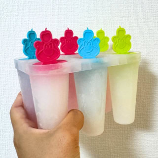 冷凍庫でしっかり凍らせれば、カラフルで可愛いスティックタイプの手作りアイスバーが完成!1度に6本も作れる大容量なので、きょうだいが多いご家庭や、お友達が遊びに来たときのおやつとしても大活躍します。アイスポップメーカー 6個組み ¥110 (ダイソー)