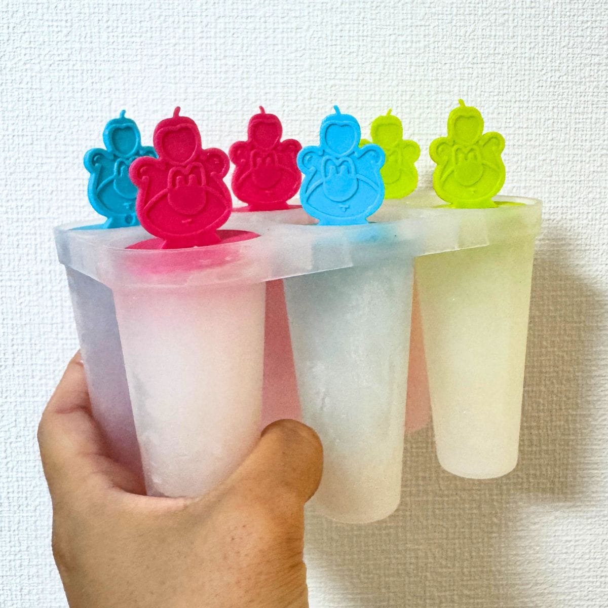 冷凍庫でしっかり凍らせれば、カラフルで可愛いスティックタイプの手作りアイスバーが完成!1度に6本も作れる大容量なので、きょうだいが多いご家庭や、お友達が遊びに来たときのおやつとしても大活躍します。アイスポップメーカー 6個組み ¥110 (ダイソー)