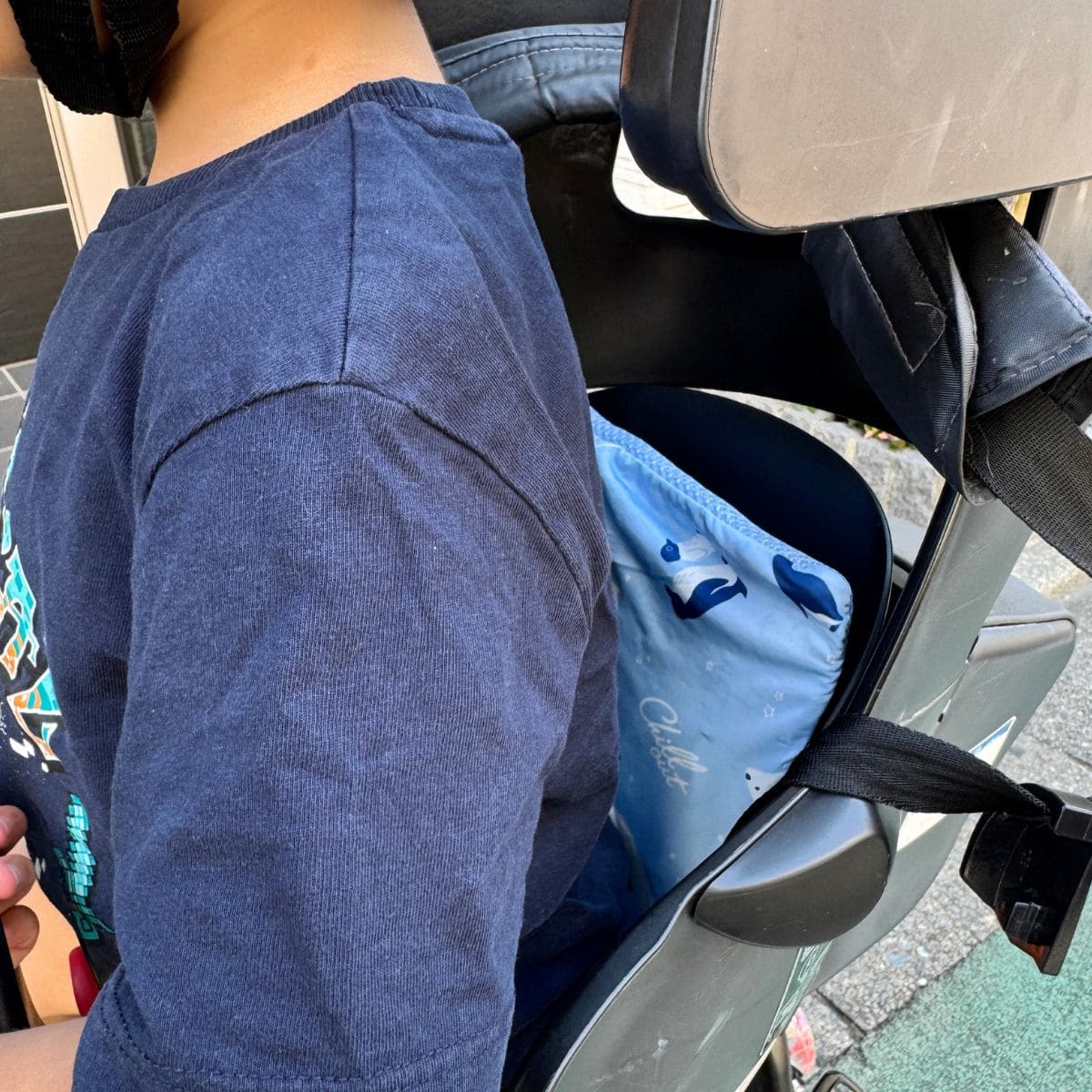夏の電動自転車での園送り迎えや買い出し時、子供乗せチャイルドシートの背もたれに仕込めば、熱がこもりやすい背中のムレ対策に!夏の強烈な日差しによる、子どもの熱中症対策・暑さ対策のハードルをグッと下げてくれる名品です。