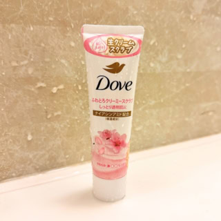 ドラッグストアで手に入る最強のデパコス級名品!ナイアシンアミド配合で、ザラつきが気になるお肌を優しくケアしながら、もっちりとした透明肌へと導きます。ふわとろクリーミースクラブ サクラ&ムスク ¥398 (ダブ)