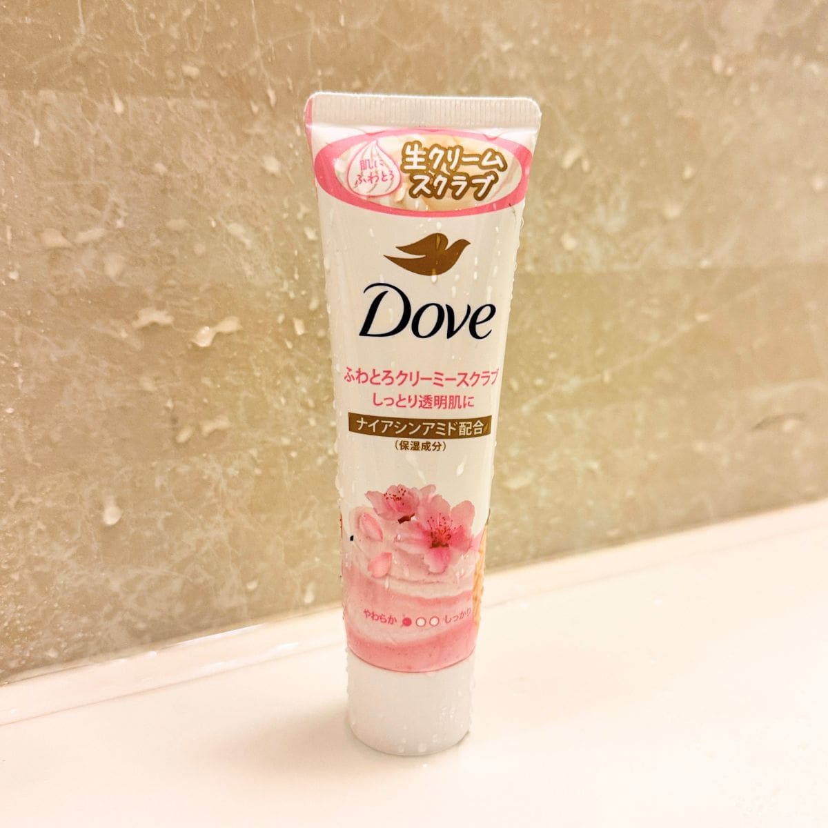 ドラッグストアで手に入る最強のデパコス級名品！ナイアシンアミド配合で、ザラつきが気になるお肌を優しくケアしながら、もっちりとした透明肌へと導きます。ふわとろクリーミースクラブ サクラ＆ムスク ¥398 (ダブ)