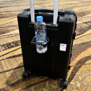 背面には折りたたみ式のドリンクホルダーを搭載。500mlのペットボトルやテイクアウトのコーヒーがぴったり収まり、移動中も両手が自由になります!機内持ち込みサイズスーツケース ¥7,150 (スリーコインズ)