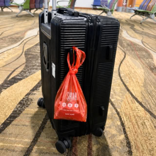 台座部分には便利な荷掛けフックが!手荷物が増えがちな空港や駅での移動もストレスフリー。この日も空港で機内用のお菓子を調達して、さっとここに掛けて重宝していました(笑)