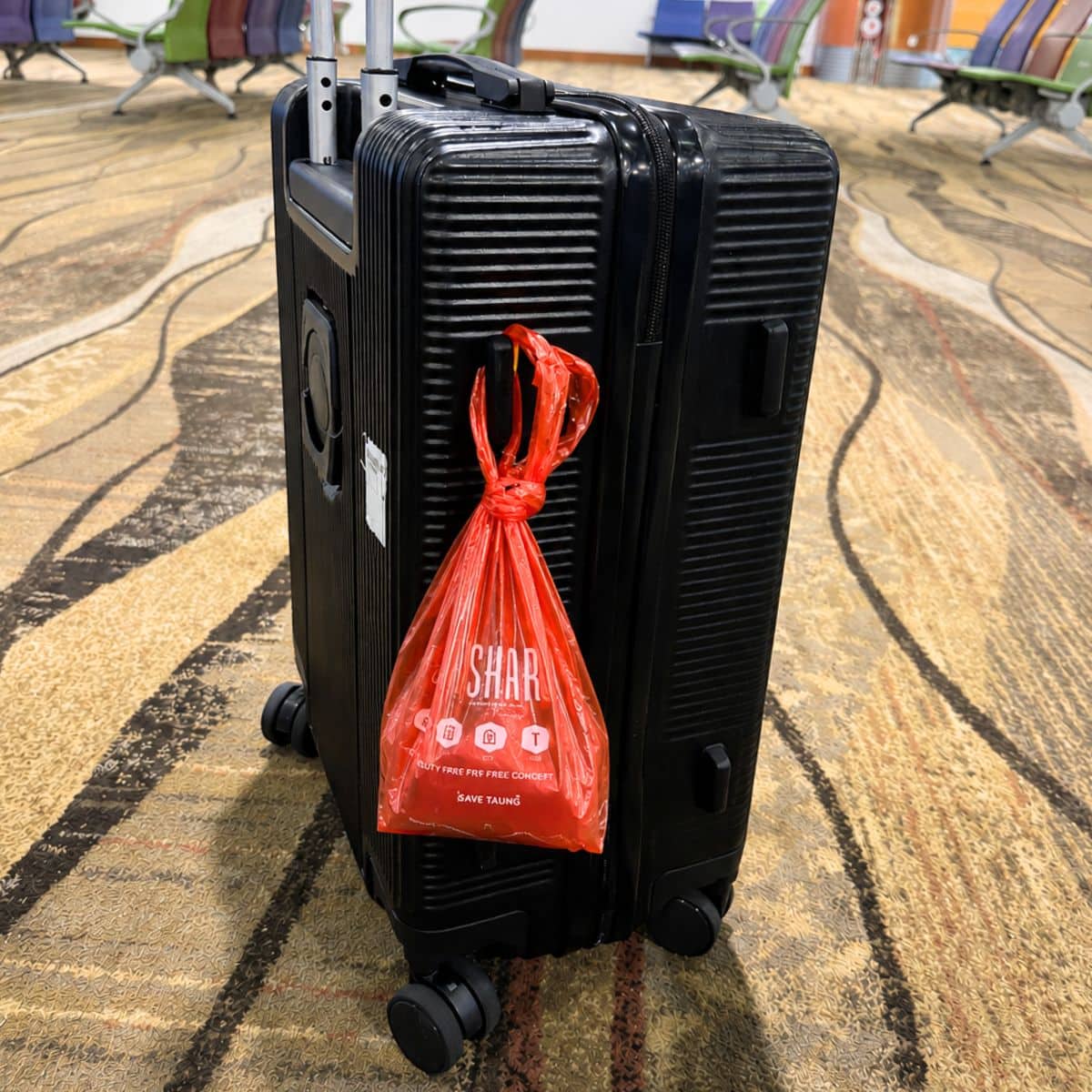 台座部分には便利な荷掛けフックが！手荷物が増えがちな空港や駅での移動もストレスフリー。この日も空港で機内用のお菓子を調達して、さっとここに掛けて重宝していました(笑)