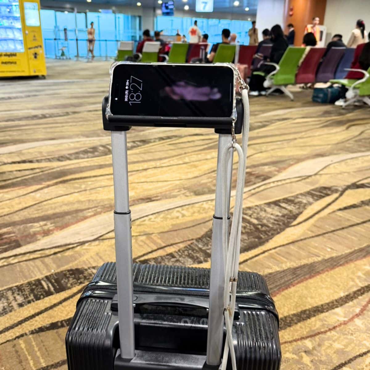 一番の感動ポイント！トランクのハンドル部分にスマホを固定できるので、搭乗待ちの間にハンズフリーで動画やマップをチェックできます。実際の搭乗までの待ち時間も、ここに携帯をポンと乗せてYouTubeを見て快適に過ごしていました！