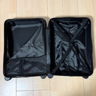 片側には荷崩れを防ぐクロスベルト、もう片側には小物の収納に便利なファスナー付きの仕切りポケットを完備。機内持ち込みサイズながら、2〜3泊分の荷物がすっきりと収まる実用的な設計です!