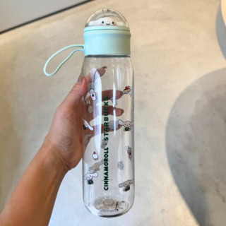 手元で映えるシナモロールコラボのスタバボトル。実際に持つことでサイズ感やフィット感がリアルに実感できる!