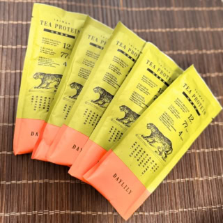 個包装で持ち運びにも便利!1袋でタンパク質12gがしっかり摂れる優れもの。ティーボトル&シェイカーBlack/ PROTEIN TAIWAN TEA set (四季春茶 14包) ¥9,360 (デイリーリリー)