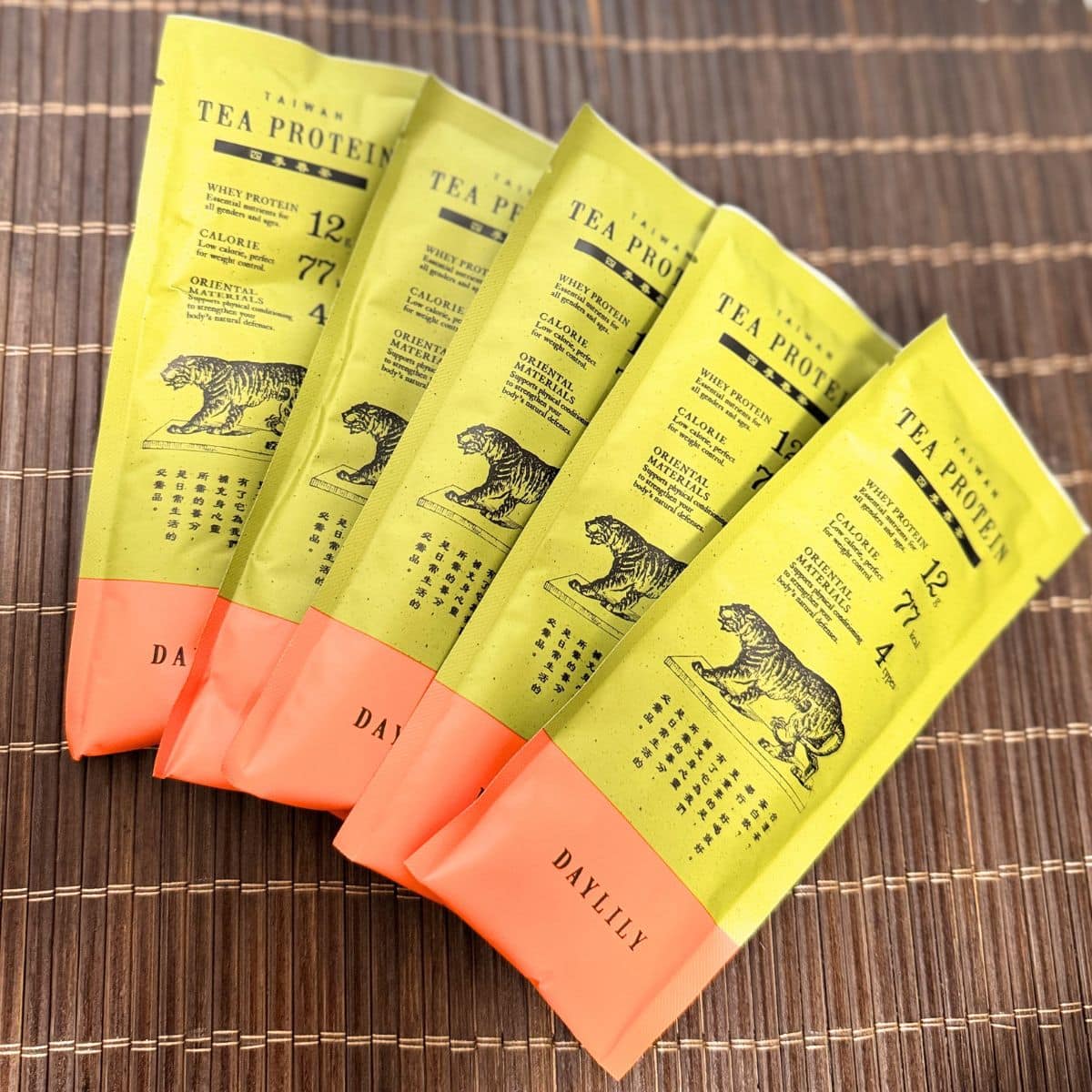 個包装で持ち運びにも便利!1袋でタンパク質12gがしっかり摂れる優れもの。ティーボトル&シェイカーBlack/ PROTEIN TAIWAN TEA set (四季春茶 14包) ¥9,360 (デイリーリリー)