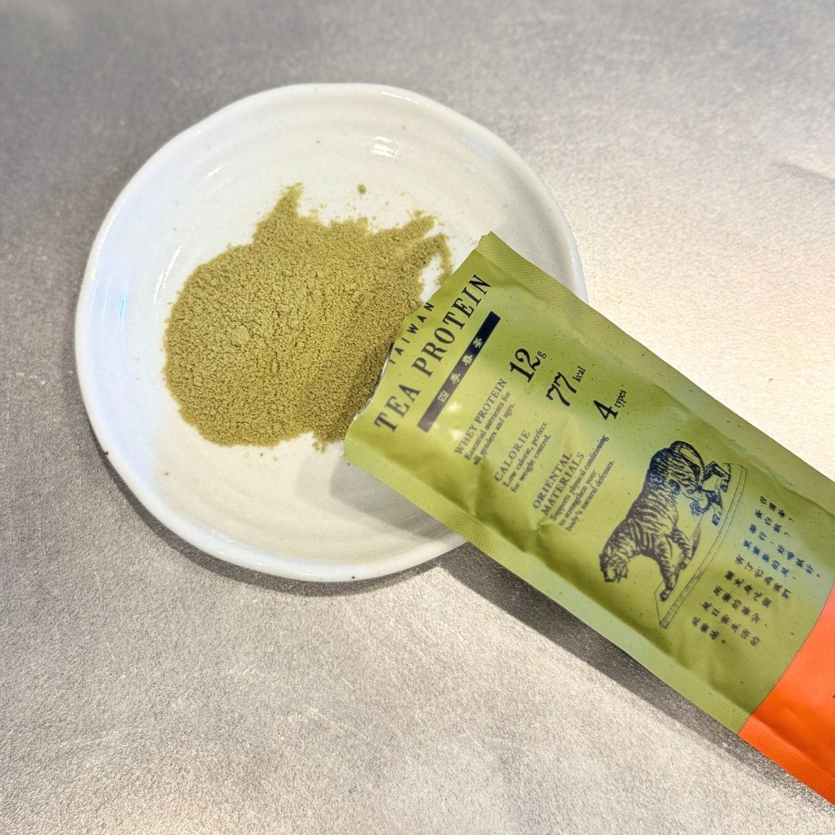 まるで高級なお茶のよう!サラサラとした細かい粉末からは、本格的な四季春茶の香ばしく爽やかな香りが漂います。1包に対して水または牛乳や豆乳を150~200ml混ぜるだけ!