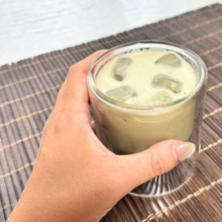 水で割るとまさにお茶、牛乳で割るとほんのり抹茶ラテ風に♪ HOTもOKで年中続けられる!甘さゼロで食事にも合う「本格お茶のプロテイン」です。