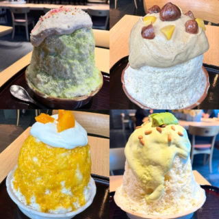 ごらんのように、そそり立つレギュラーサイズ。季節ごとに桜や和栗やアボカドなど、いろいろな味が登場して、それも楽しみです。宮崎マンゴーなどは、¥4,000超えてた記憶。素敵なランチが食べられるプライスです。中に白餡やクラッカーやお餅が隠れていたりして、“氷だけ”の部分がなく、どこまで掘っても美味しいんです。年間を通してのレギュラーメニューは3種類。黒蜜きなこ ¥1,980、森抹茶 ¥2,480、みたらしみるく ¥2,780