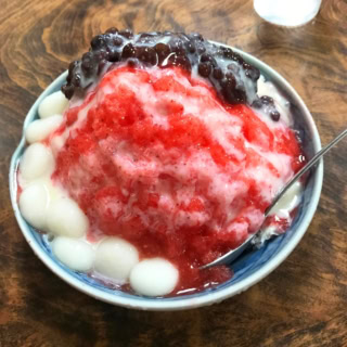 「いちごミルク金時」に白玉トッピングの欲張りメニュー。たっぷりのあんこにつるつるの白玉、いちごシロップに練乳の甘――い幸せをこれでもかとどっさり。杏子シロップも人気で、こちらは練乳なしのがおすすめ。ちょっとガリっとした純氷が最後までひんやりとして、でも頭が痛くならないんです。いちごミルク金時 ¥900、白玉トッピング ¥150