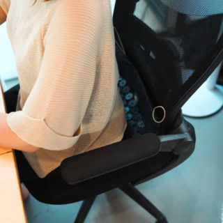 背中やお尻の下に敷くだけ!ワークチェアに設置して仕事中も手軽にコリをほぐせる優れもの!