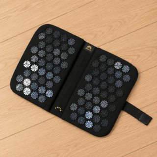 コンパクトな折りたたみ式のシャクティ。びっしり並んだスパイクが足裏全体にアプローチして、デスクワークの足のむくみや疲労をリフレッシュ!フットパッド ¥21,000 (シャクティジャパン)