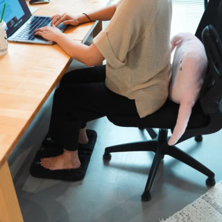 足元に敷くだけでOK!長時間のPC作業やデスクワークによる足の冷え・重だるさを和らげる理想の「ながらケア」が可能。