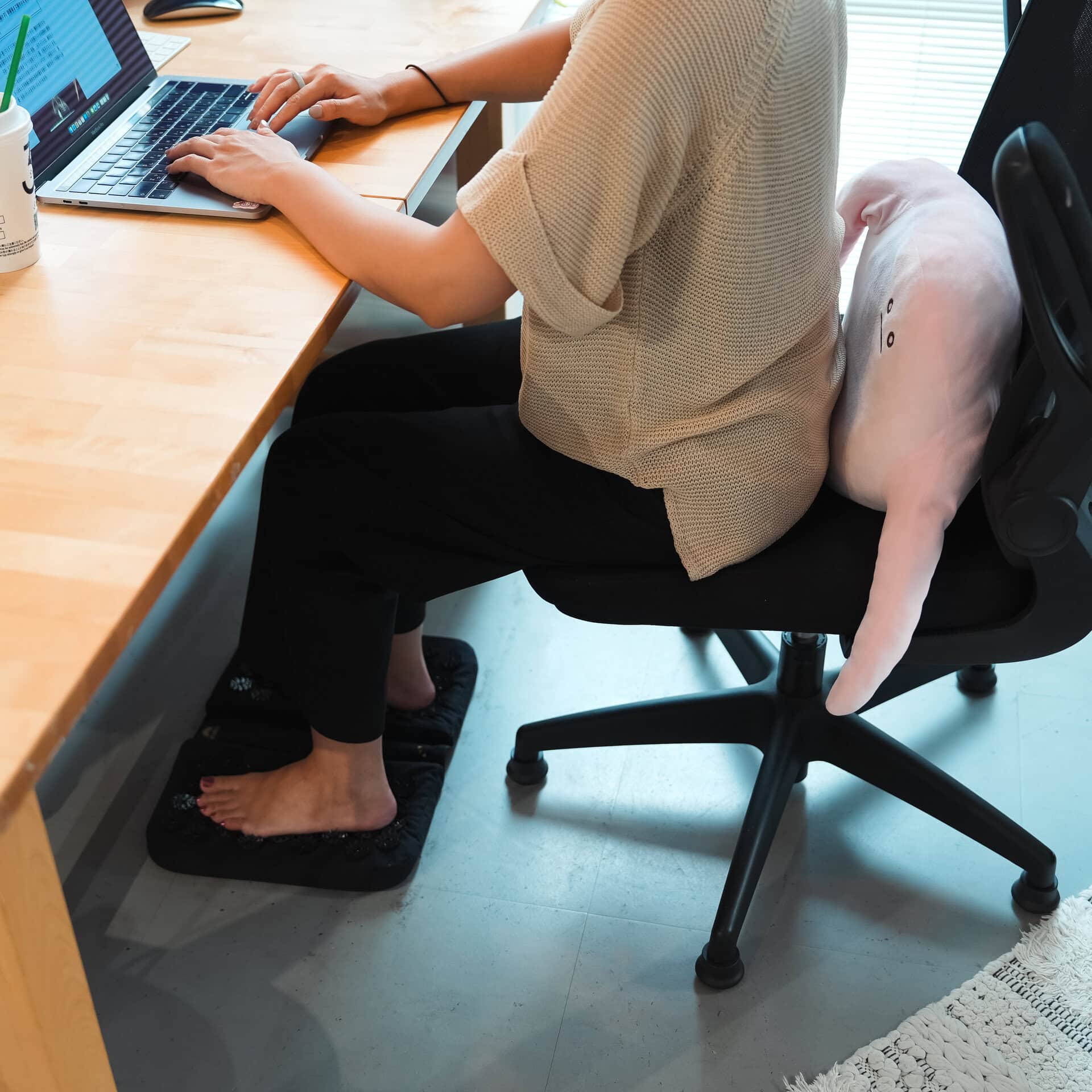 足元に敷くだけでOK！長時間のPC作業やデスクワークによる足の冷え・重だるさを和らげる理想の「ながらケア」が可能。