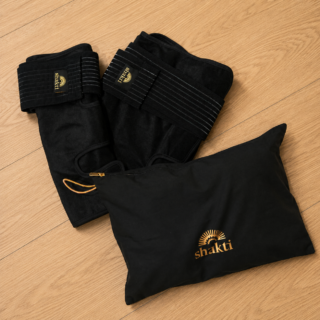使わない時はくるっと畳んで専用ケースへ。旅行や出張先でも手軽に脚のセルフケアができる優秀デザイン!