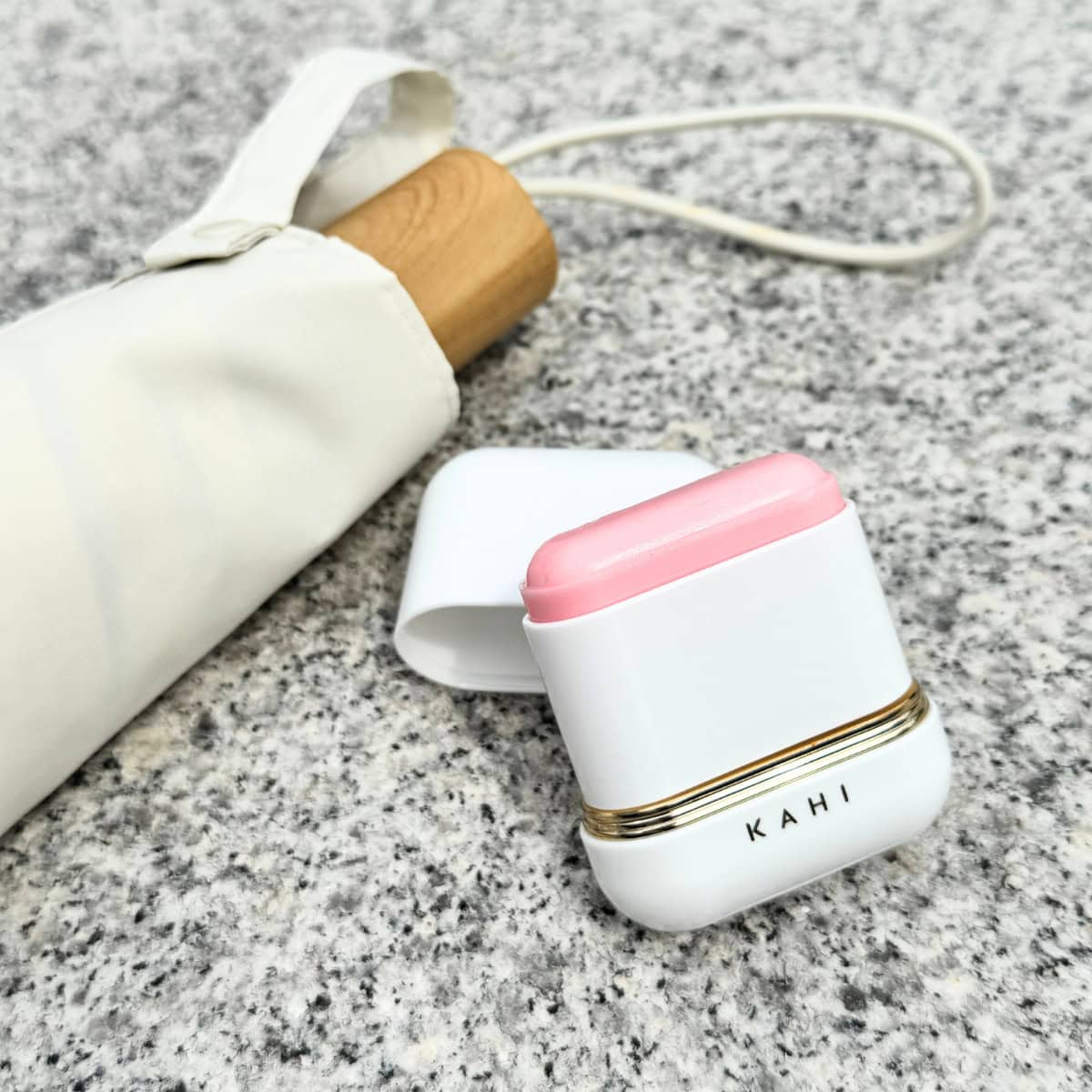 【ベスコス名品】メイクの上から潤い補給！キャビア配合「カヒ」サンスティックの贅沢な実力