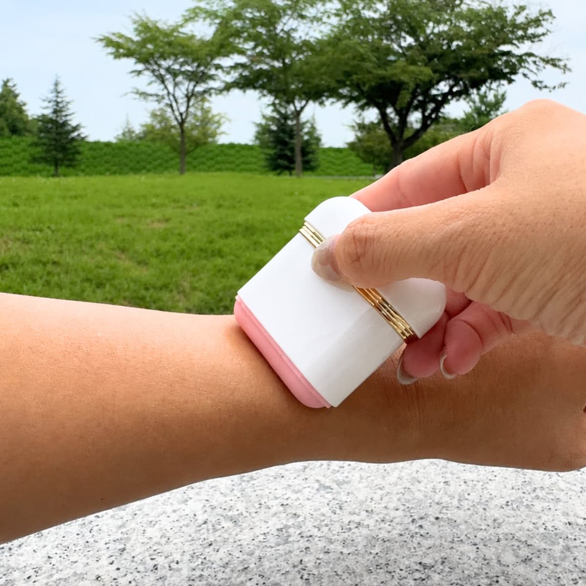 手を汚さずに片手でサッと直塗り!外出先でも「うっかり日焼け」を防ぎます!CV シャインフィットサンスティック SPF50+・PA++++ 13.5g ¥3,300(コリアテックJP)