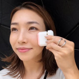 紫外線のあたりやすい頬や目元の塗り直しに最適。日傘をさしながらでも片手で手軽にUVケアが完了!