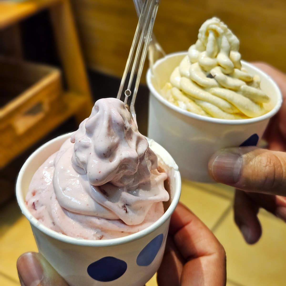 冷凍ケースに入ったフルーツを選ぶと、その場で生フローズンヨーグルトとミックスして極上の一品ができあがる！
