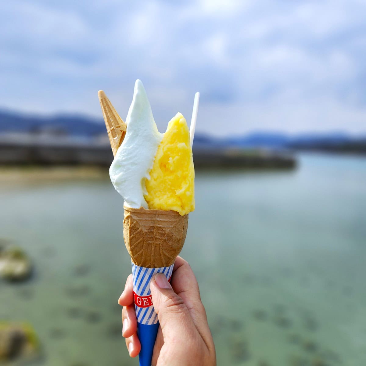 ジェラートは、デコみかん×伯方の塩のダブル。瀬戸田の海をバックに記念撮影！