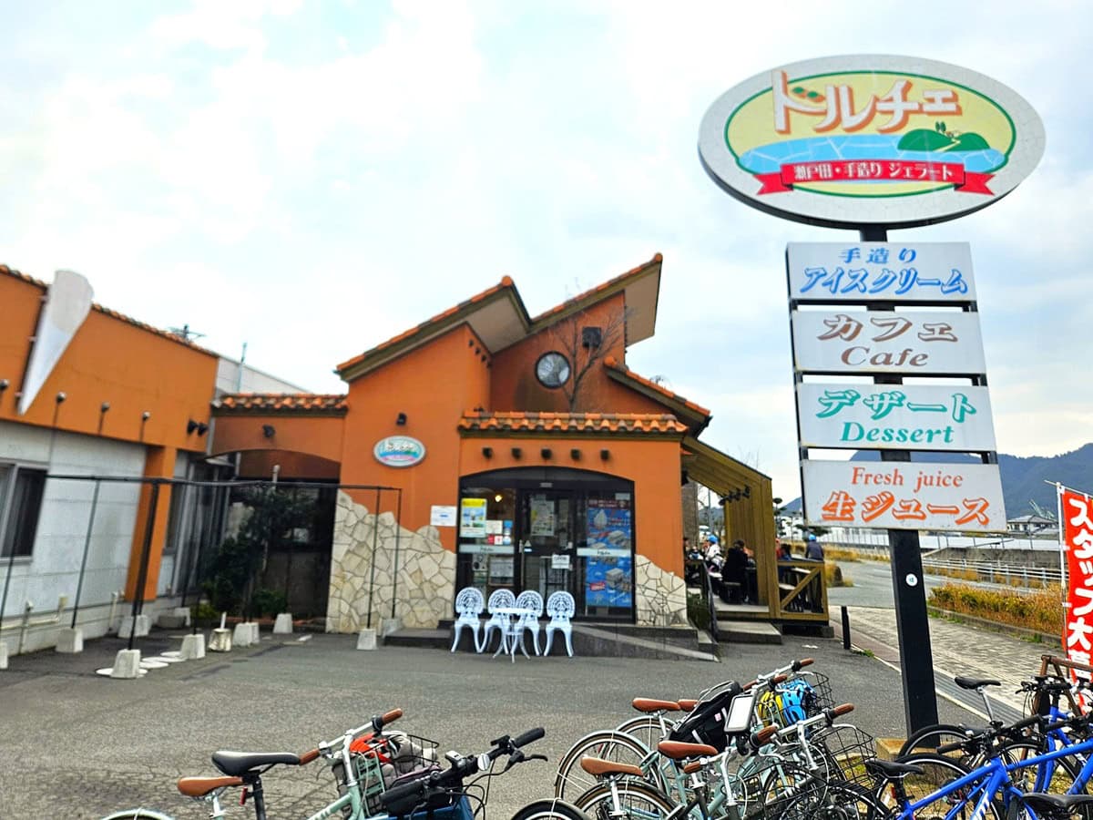 サイクリングついでに寄る観光客も多く、駐輪場にはあふれるほどの自転車が。