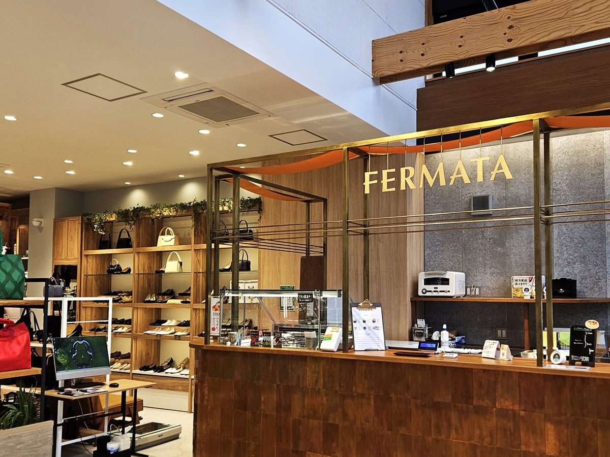 本店は天童市内に。山形市十日町カバンのフジタ本店内にある姉妹店「FERMATA」でも、COZAB GELATOがいただける。