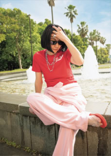 Tシャツ¥14,300、スエットパンツ¥29,700、腰に巻いたスエットトップス¥25,300(全てサードマガジン×ケイ シラハタ/サードマガジン)、サングラス¥41,800(ノチノオプティカル/ノチノオプティカル南青山本店)、ショートネックレス¥422,400、ロングネックレス¥421,300、人さし指リング¥99,000、中指リング、薬指リング 各¥92,400、小指リング¥124,300※全て参考価格(全てシャルロット シェネ/シャルロット シェネ 青山店)、ビーチサンダルは本人私物