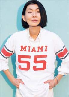 ヴィンテージTシャツ¥29,700(ウィッティ ヴィンテージ)、チェーンネックレス※2重にして着用¥983,400、ブレスレット 太¥1,675,300~、ブレスレット 細¥937,200~(全てフォッペ/フォッペジャパン)、AURALEEのパンツ、その他本人私物