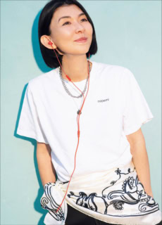 腰に巻いたスカーフ¥35,200(アソース メレ/ジャーナル スタンダード レサージュ 銀座店)、チェーンネックレス¥158,300、ペンダントネックレス¥66,770(共にトムウッド/トムウッド 青山店)、coperniのTシャツ、その他本人私物