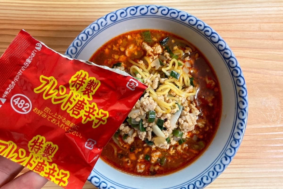 付属の「特製ブレンド唐辛子」を、食べる直前にふりかけます。この「追い唐辛子」が、このラーメンの最大のアクセント。
