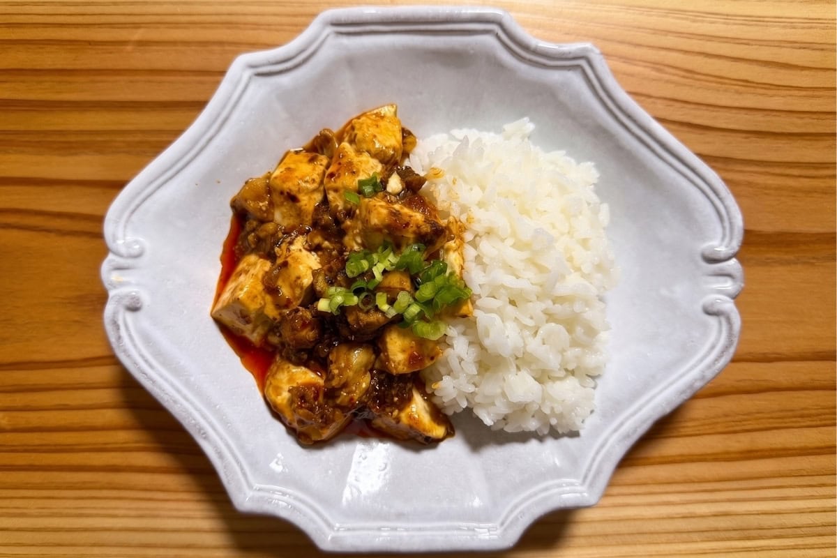 豆腐のタンパク質を味方に付けた、お腹も心も満たされる至極のランチタイム。辛いもの好きなら、ぜひ一度は試してほしい、痺れる本格派です。
