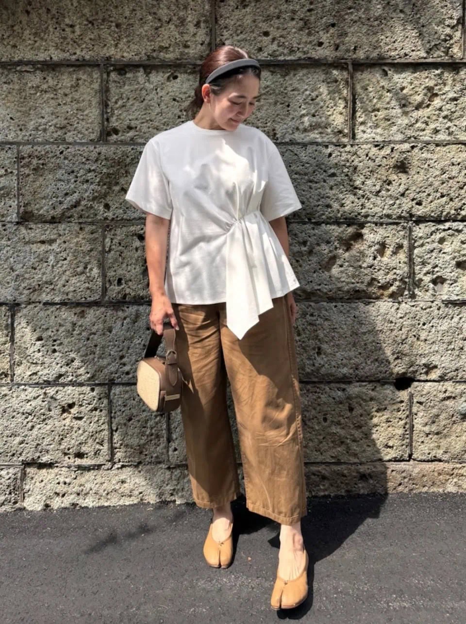 カジュアルなTシャツがどうも苦手、という人も取り入れやすそうなデザインT。アシンメトリーなペプラムデザインが腰まわりも自然にカバーしてくれるという嬉しい効果も。デザインを引き立てるべく、シンプルなスタイリングのまとめるのが正解。