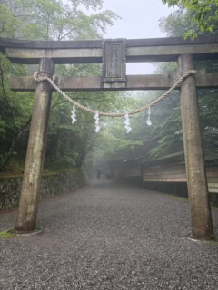 この鳥居が神域への入り口。この日は霧がすごかったので、より神聖な雰囲気が漂っていました